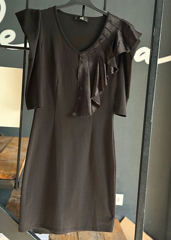 adL Siyah V Yaka Fırfırlı Midi Elbise xs beden - Görsel 3