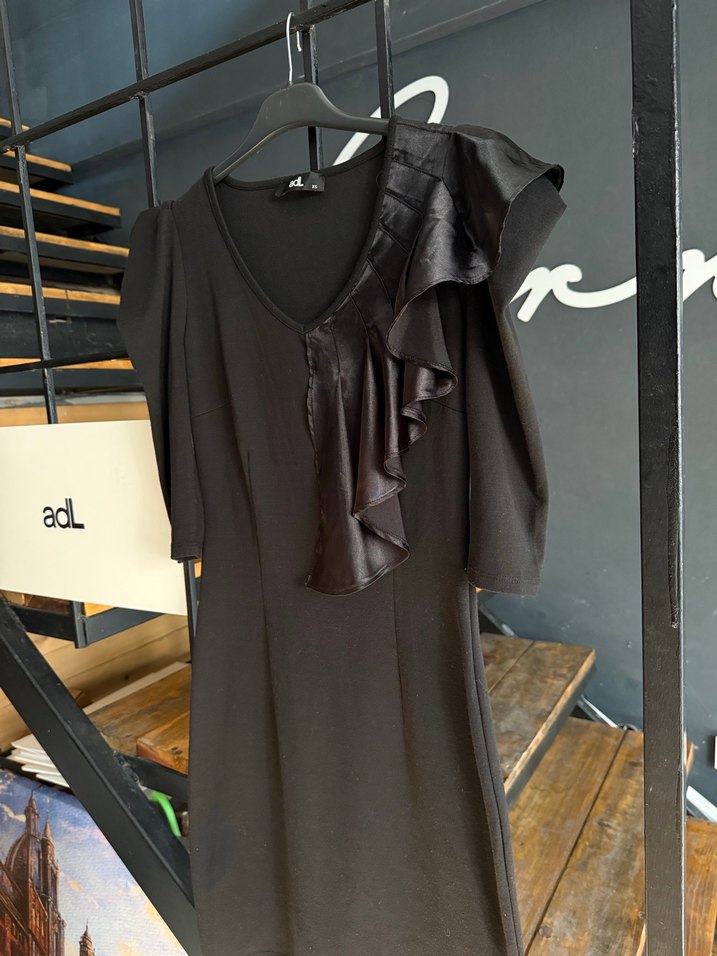 adL Siyah V Yaka Fırfırlı Midi Elbise xs beden - Görsel 4