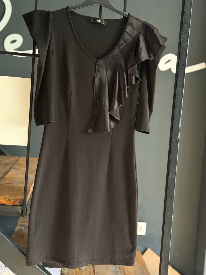 adL Siyah V Yaka Fırfırlı Midi Elbise xs beden - Görsel 3