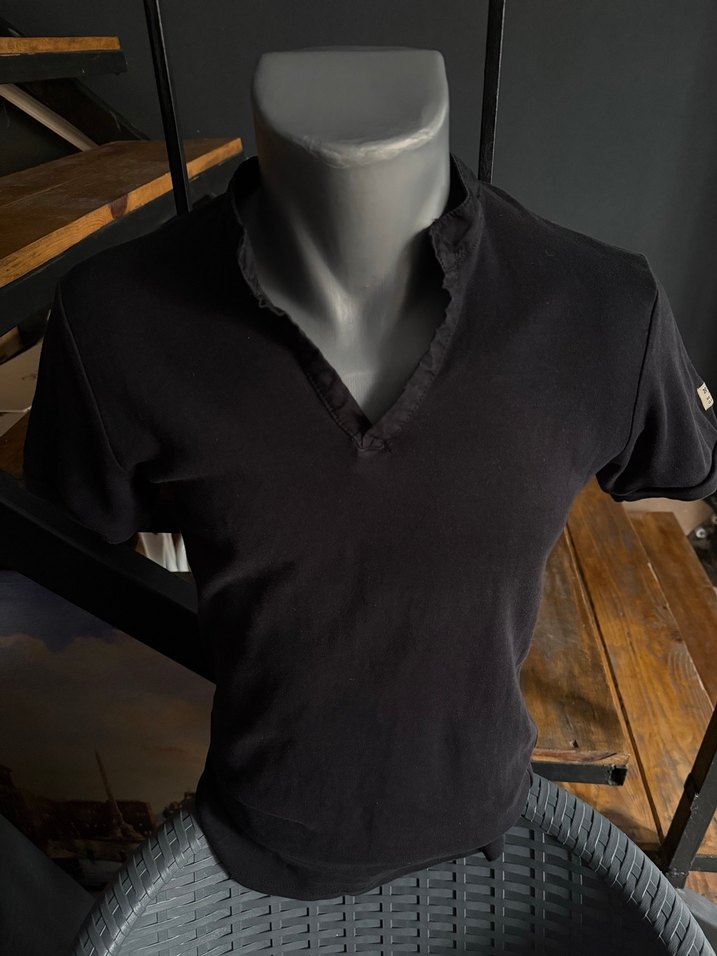 Erkek Siyah Tişört L beden ama s-m kalıp - Görsel 2