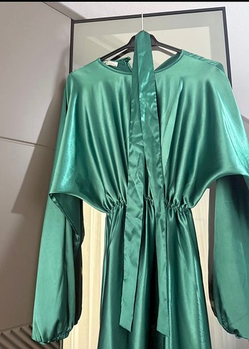 Uzun Parlak Yeşil Kadın Elbise - Görsel 2