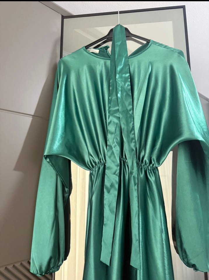 Uzun Parlak Yeşil Kadın Elbise - Görsel 2