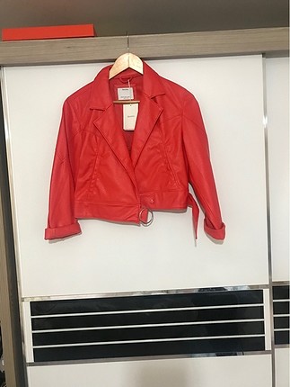 Bershka kırmızı tokalı ceket