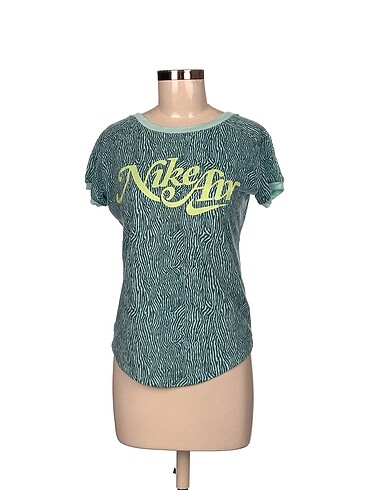 Nike T-shirt %70 İndirimli.