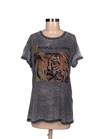 Pull and Bear T-shirt %70 İndirimli.