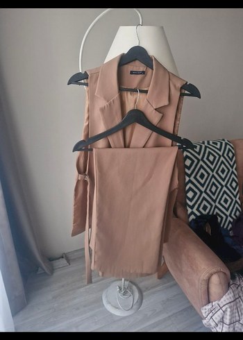 Bej Kemerli Kolsuz Mini Kadın Takım - Görsel 2