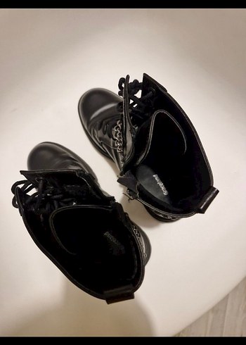 Zincir Detaylı Siyah Deri Goth Botlar - Görsel 2