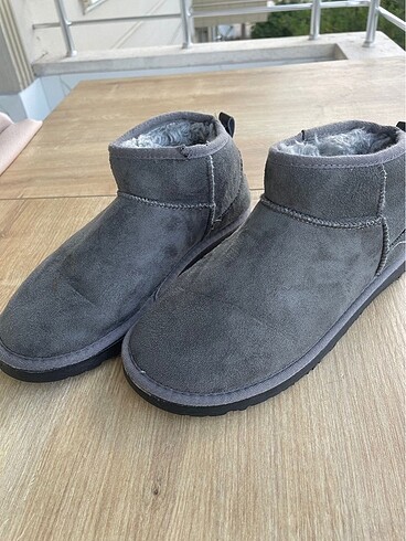 Ugg gri mini bot