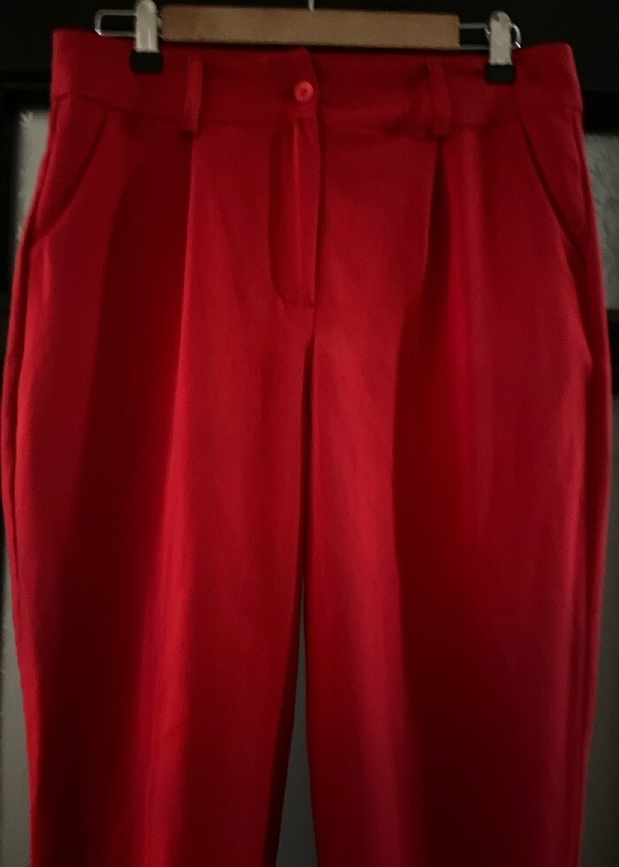 Kırmızı pantolon - Görsel 2