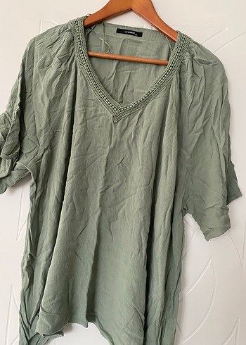 Dantel Detaylı V Yaka Gri Keten Bluz - Görsel 2