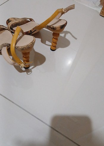 Bej Yılan Desenli Tokalı İnce Topuklu Kadın Ayakkabı - Görsel 2