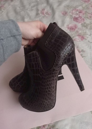 38 Beden Kahverengi Yılan Derisi Desenli Stiletto Topuklu Bot