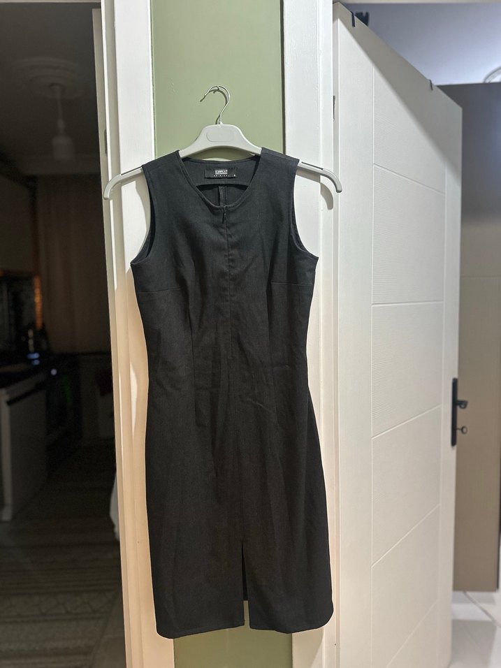 Siyah gri karışımı V Yakalı Midi Kolsuz Kadın Elbisesi - Görsel 3