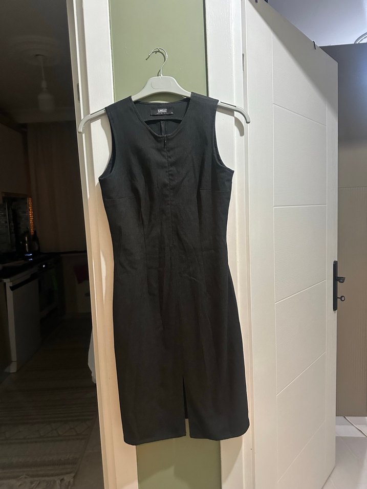 Siyah gri karışımı V Yakalı Midi Kolsuz Kadın Elbisesi - Görsel 2