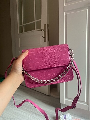Pembe çanta