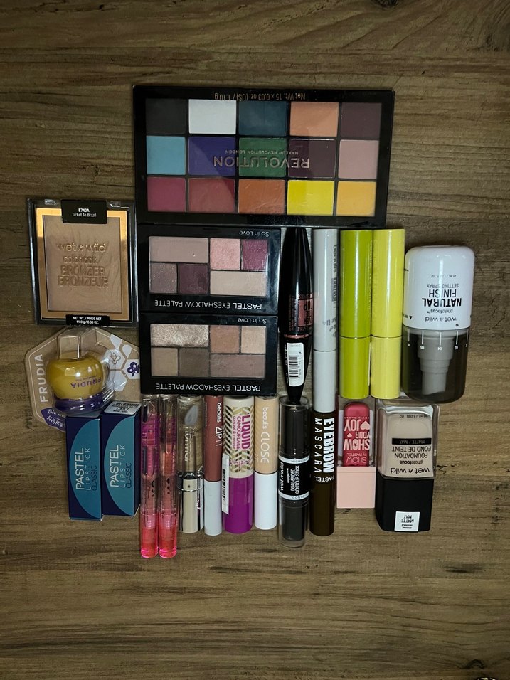 Çok Renkli Makyaj Seti ve Bronzlaştırıcı - Görsel 2