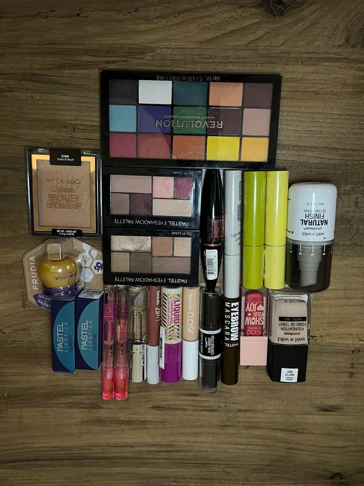 Çok Renkli Makyaj Seti ve Bronzlaştırıcı - Görsel 3