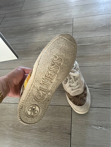37 Beden ten rengi Renk Guess spor ayakkabı