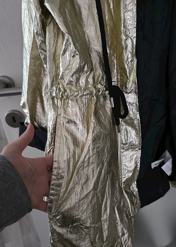 Sokak Stili Altın Renk Parlak Kemerli Yagmurluk Ceket - Görsel 4