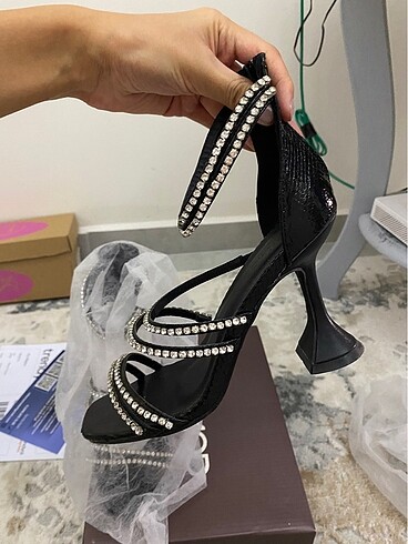 37 Beden Taşlı Bilekten Bantlı Sandalet
