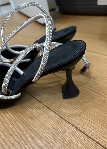 Siyah Taşlı Fiyonk Detaylı Stiletto - Görsel 2