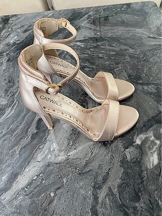 Rosegold Bantlı İnce Topuklu Ayakkabı