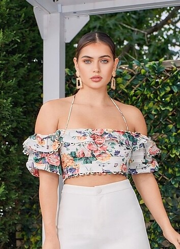 Düşük omuzlu düğme detaylı volanlı crop
