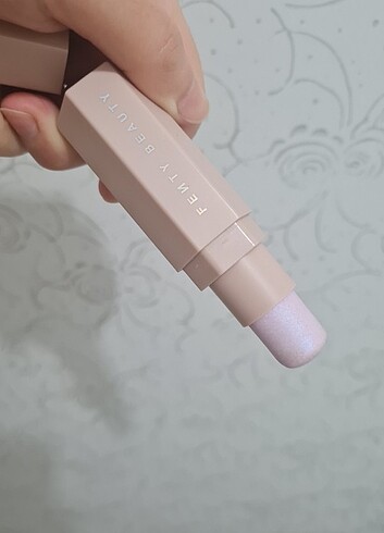 Beden Renk Fenty Beauty Büyük Boy Aydınlatıcı Stick-Confetti