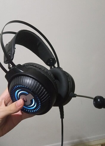 Kafa üstü rgbli gaming kulaklık .