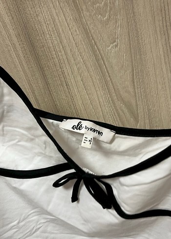 Koton Siyah kurdele Detaylı Beyaz V Yaka Kadın Atlet - Görsel 3