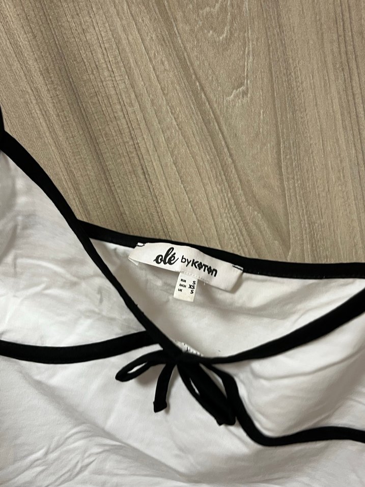 Koton Siyah kurdele Detaylı Beyaz V Yaka Kadın Atlet - Görsel 3