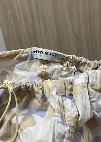 Koton Kadın Bej Kamuflaj Desenli Bol Kesim paraşüt Pantolon - Görsel 3