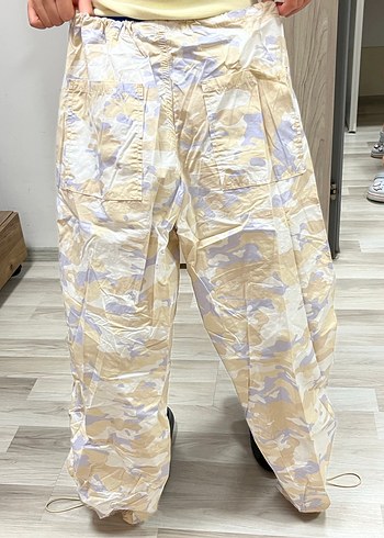 Koton Kadın Bej Kamuflaj Desenli Bol Kesim paraşüt Pantolon - Görsel 2