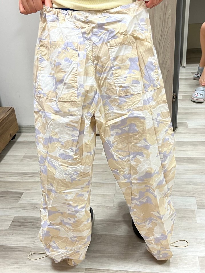 Koton Kadın Bej Kamuflaj Desenli Bol Kesim paraşüt Pantolon - Görsel 2