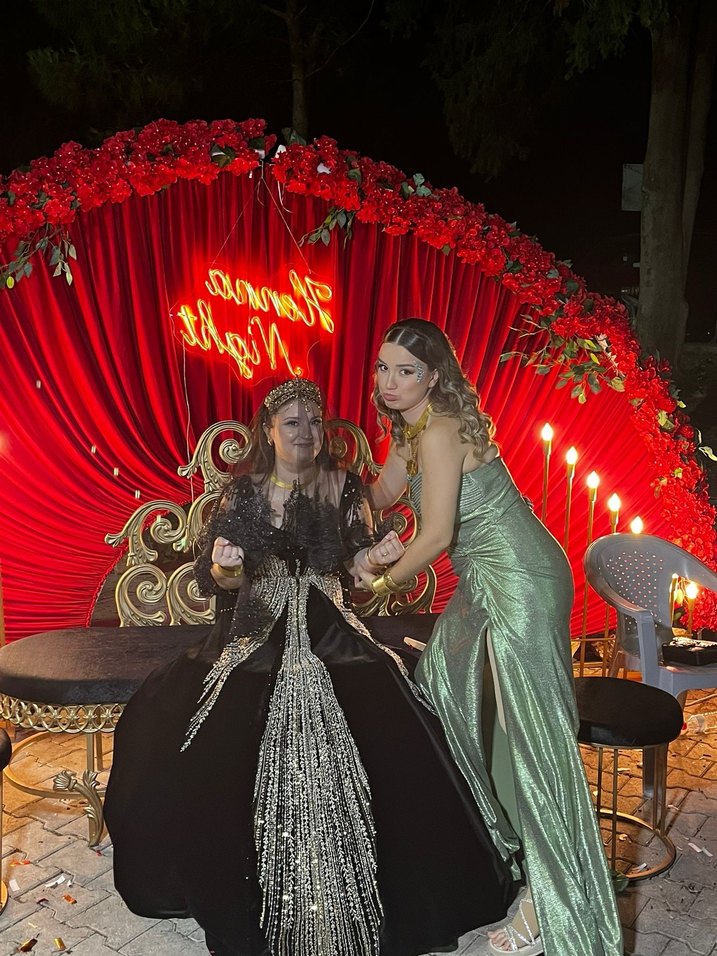 Parlak Altın Yılan Desenli Uzun Straplez Elbise - Görsel 3