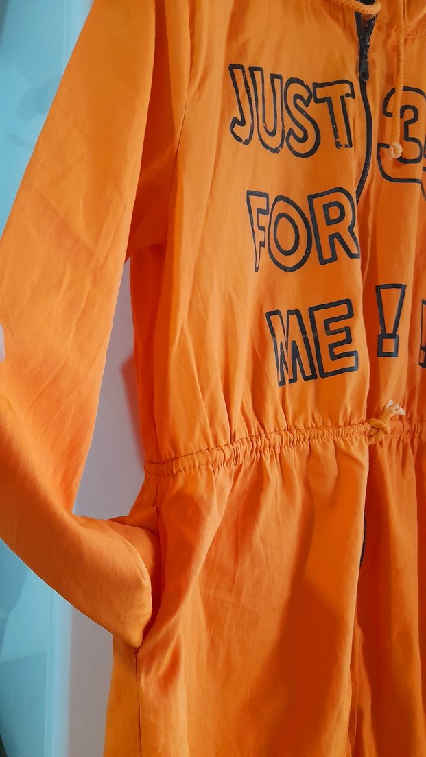 Turuncu Kapüşonlu Yağmurluk - Görsel 2