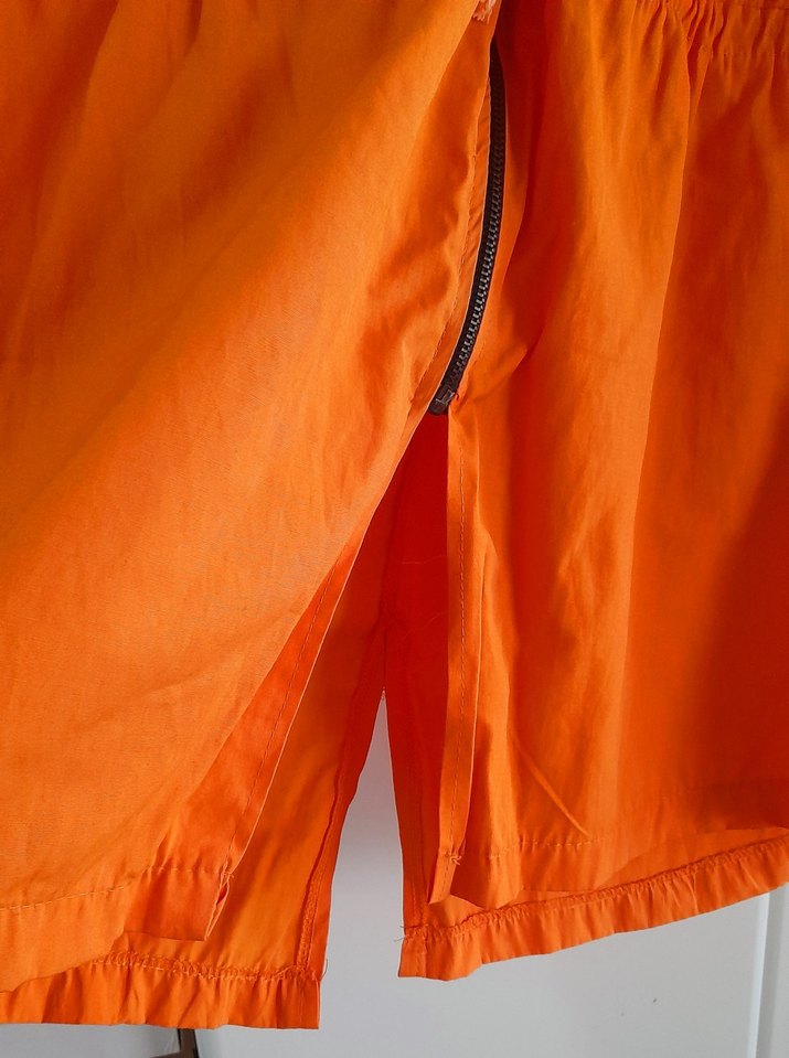 Turuncu Kapüşonlu Yağmurluk - Görsel 3