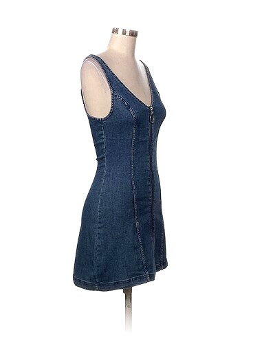 H&M H&M Kısa Elbise %70 İndirimli.
