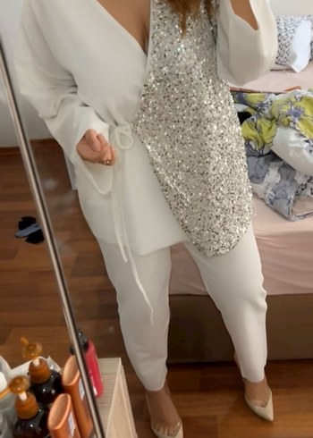 Payet Detaylı Beyaz V Yaka Kadın Takım - Görsel 4