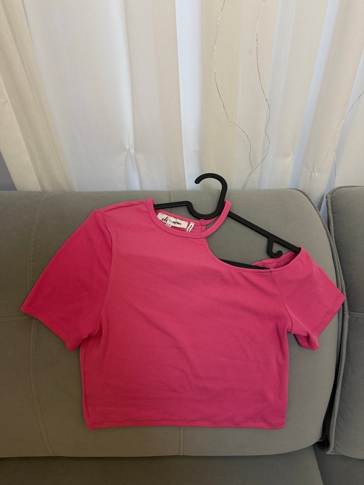 Pembe V Yaka İnce Askılı Crop Top - Görsel 2