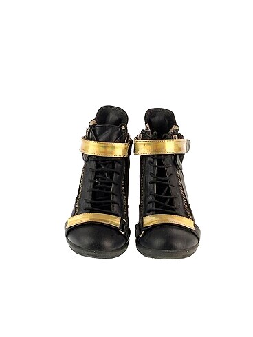 37 Beden Shoe Tek Bot %70 İndirimli.