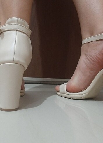 Zara Krem rengi topuklu ayakkabı 