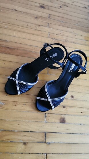 37 numara siyah saten taşlı 8 cm topuklu ayakkabı melooy marka