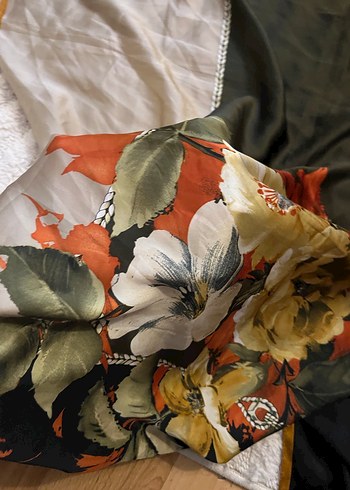 Çiçek Desenli Çok Renkli İpek Eşarp - Görsel 2