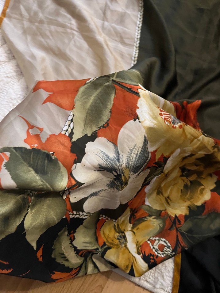 Çiçek Desenli Çok Renkli İpek Eşarp - Görsel 2