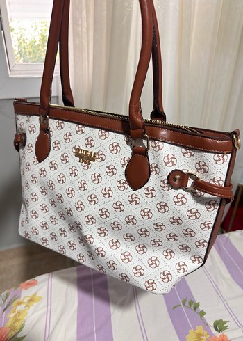Guess Sik Monogramli Beyaz Kahverengi Omuz Cantasi