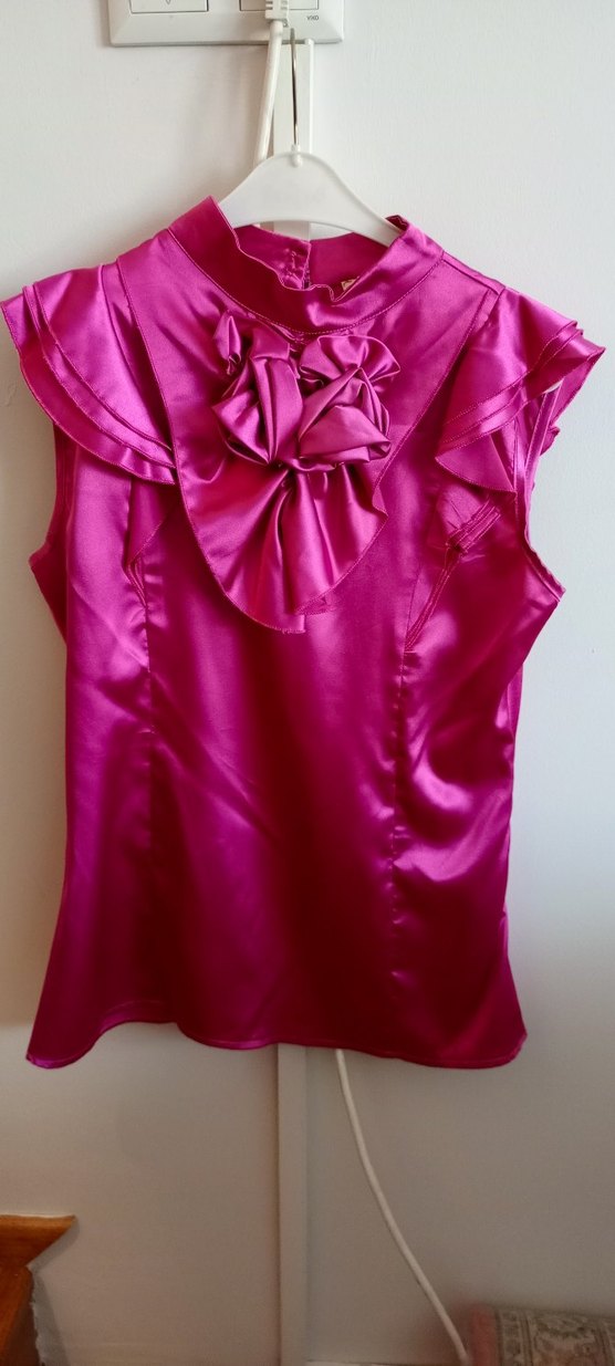 Pembe Saten Fırfırlı V Yaka Bluz - Görsel 3