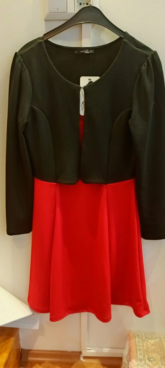 Kırmızı Straplez Elbise ve Kendinden Siyah Bolero - Görsel 5