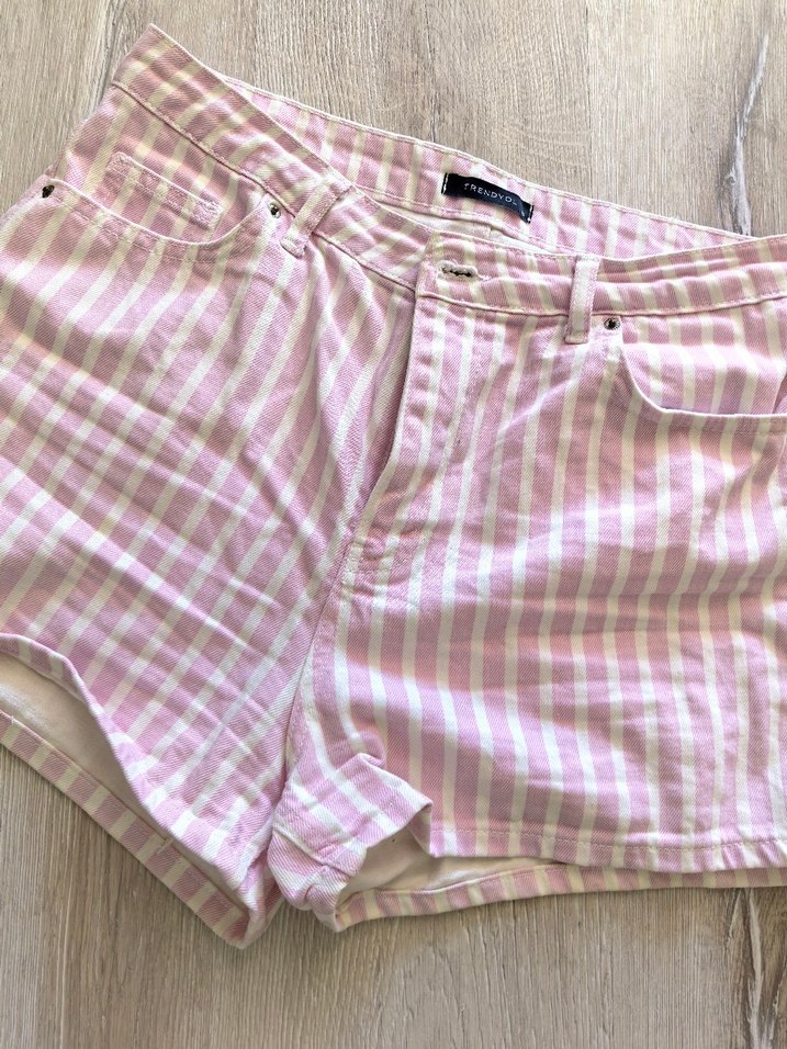 Pembe Düğmeli Midi Şort - Görsel 3