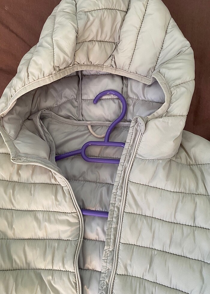 Beyaz şişme mont - Görsel 5